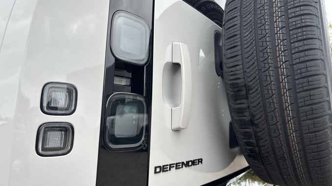 Land Rover Defender 3.0 D250 X-Dynamic HSE 110 5dr Auto Diesel Estate - Image 19